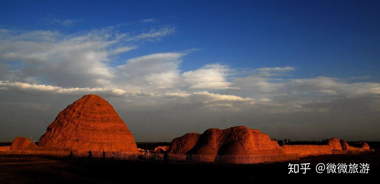 夕阳映照下的宁夏古城外美景